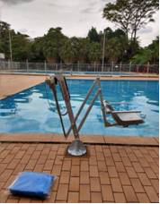 piscina com equipamento e céu aberto, 